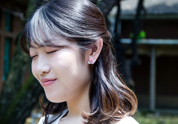 Jin。紅粉佳人 | 樹脂耳環貼耳款×不凋花×925純銀 第6張的照片