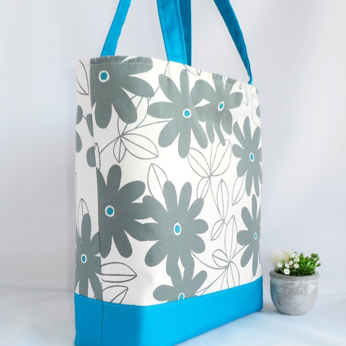 89の商品です。グレーLサイズトートバッグ１点、ブローチ1点のご希望です ITTI (イッチ) - MARY INSIDE OUT TOTE - L / CERATO BRIGHT
