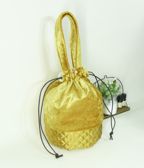 （ゴールド）ベロアとサテンキルティングの3way巾着バッグ 2枚目の画像