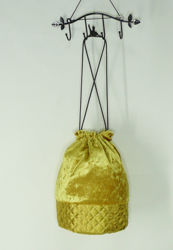 （ゴールド）ベロアとサテンキルティングの3way巾着バッグ 3枚目の画像
