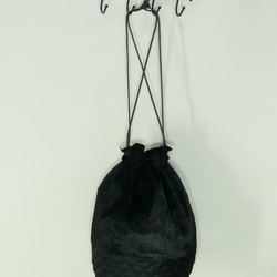 （ブラック）ベロアとサテンキルティングの3way巾着バッグ 3枚目の画像