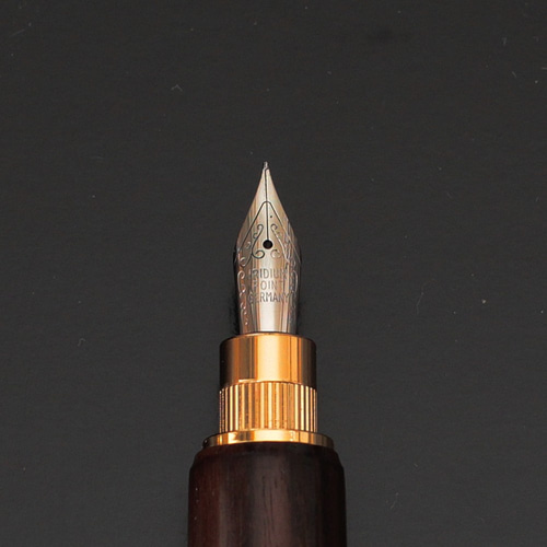 【馬万年筆】縞黒檀 80s セーラー万年筆 木軸黒檀加賀高蒔絵 旧 SAILOR （中字） 18K