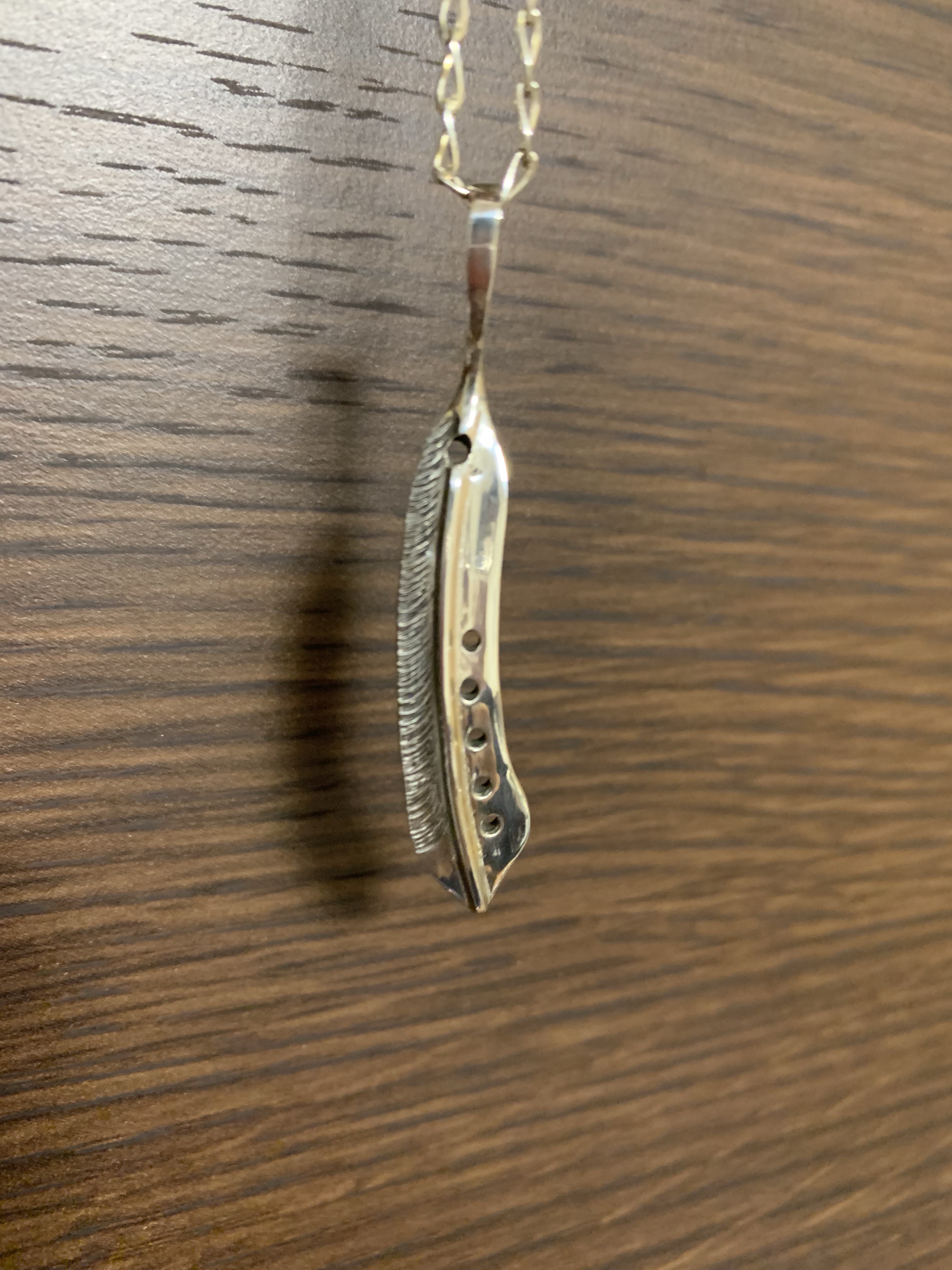 穴開きフェザーネックレス