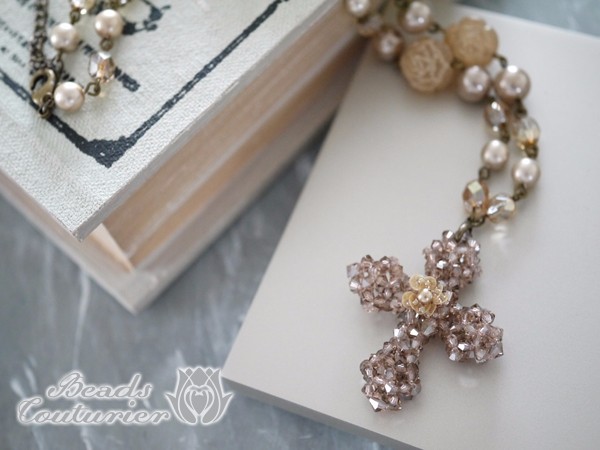 マドンナクロスのネックレス（ベージュブラウン）