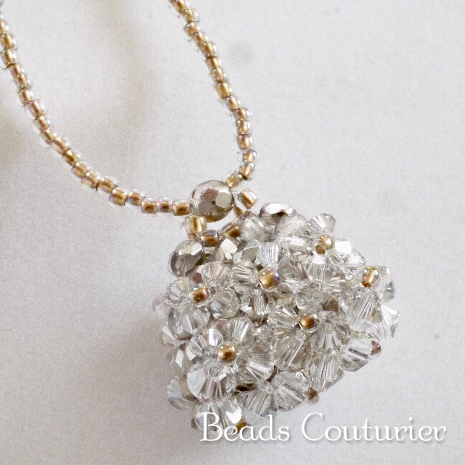 スワロフスキーのフィオーレネックレス（グレーシャイン)