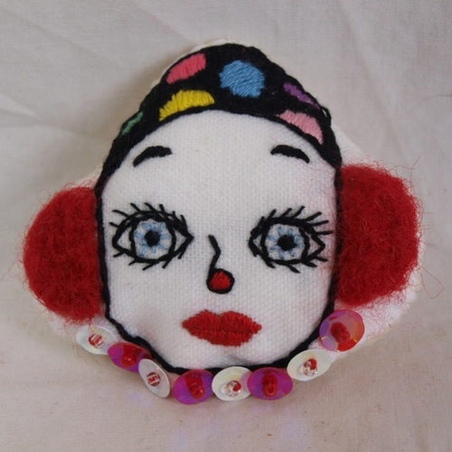 ハンドメイド☆お人形の顔ブローチ サーカスのピエロ 刺繍 ハンドメイド☆お人形の顔ブローチ サーカスのピエロ 刺繍
