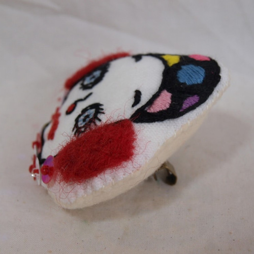 ハンドメイド☆お人形の顔ブローチ サーカスのピエロ 刺繍 ハンドメイド☆お人形の顔ブローチ サーカスのピエロ 刺繍