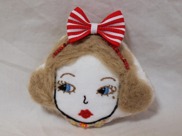 お人形の顔ブローチメグ◇刺繍/ビーズ/羊毛フェルト/リボン/ドール  