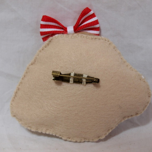 お人形の顔ブローチメグ◇刺繍/ビーズ/羊毛フェルト/リボン/ドール
