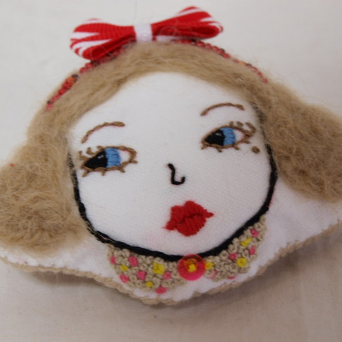 お人形の顔ブローチメグ◇刺繍/ビーズ/羊毛フェルト/リボン/ドール  