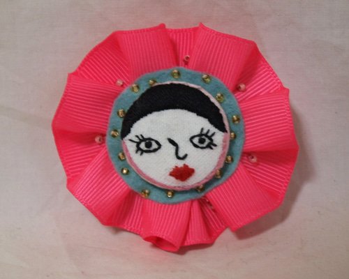 ロゼット風ピエロの顔ブローチ◇ビーズ/フェルト/刺繍/道化師/ドール