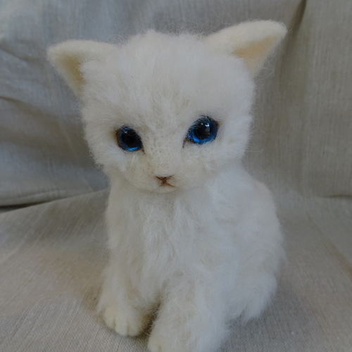 白猫 【羊毛フェルト】 羊毛フェルト 空洞 通販 7074541｜Creema(クリーマ)
