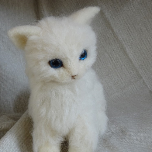 羊毛フェルトのちょこっとおすわり白猫 猫のぬいぐるみ 羊毛