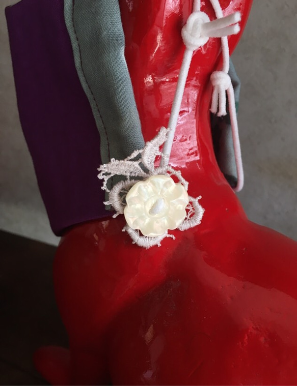 水彩画のようなプリントのダブルガーゼのリバーシブルファッションマスク．エチケットマスク・レースand白いお花付き 6枚目の画像
