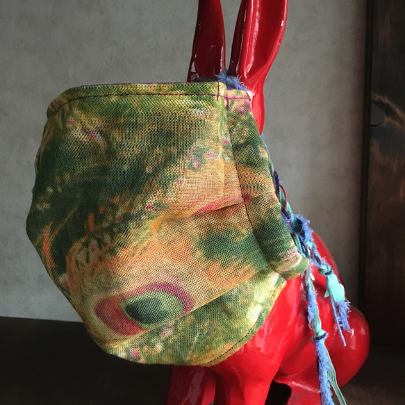 ピーコック柄ガーゼ　ファッションマスク　レザーの羽根がポイント　布マスク 7枚目の画像
