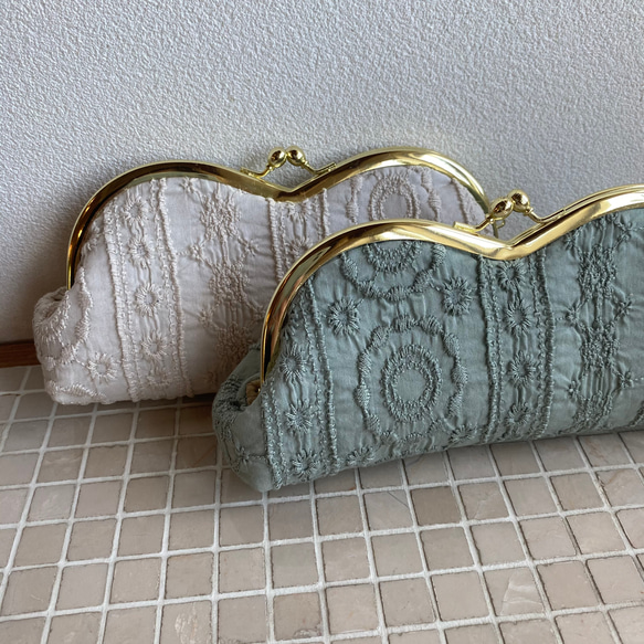 アンティークフラワー刺繍　アイボリー　がま口　めがねケース 4枚目の画像