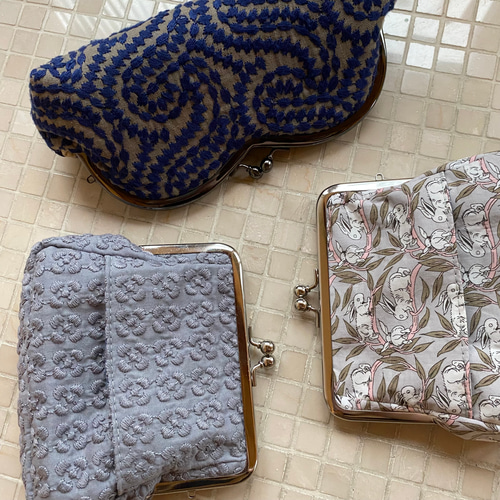 ぷっくりミニ刺繍 グレー ティッシュがま口 刺繍ポーチ