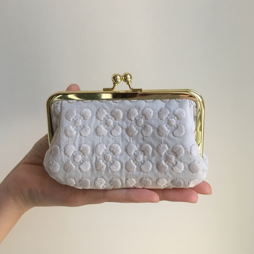 ぷっくり刺繍 マッシュルームホワイト 小さながま口 ポーチ ぷっくり刺繍 マッシュルームホワイト 小さながま口 ポーチ
