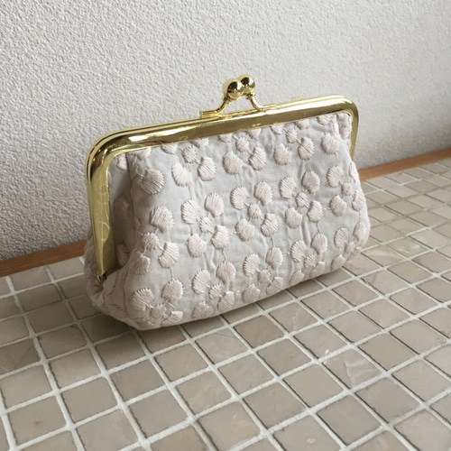 ぷっくり刺繍 マッシュルームホワイト 小さながま口 ポーチ