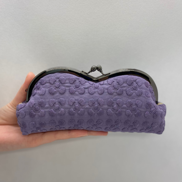 ぷっくり刺繍　すみれいろ　めがねケース がま口 　がま口　ポーチ 1枚目の画像