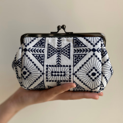 北欧刺繍　ホワイト×ネイビー　大きながま口ポーチ　コスメポーチ　 1枚目の画像