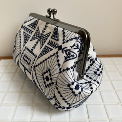北欧刺繍　ホワイト×ネイビー　大きながま口ポーチ　コスメポーチ　 2枚目の画像