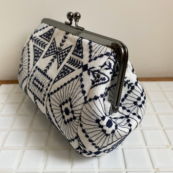 北欧刺繍　ホワイト×ネイビー　大きながま口ポーチ　コスメポーチ　 2枚目の画像