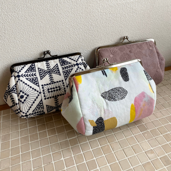 北欧刺繍　ホワイト×ネイビー　大きながま口ポーチ　コスメポーチ　 3枚目の画像