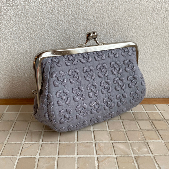 グレー 刺繍 がま口ポーチ マチありがま口 コスメポーチ 化粧