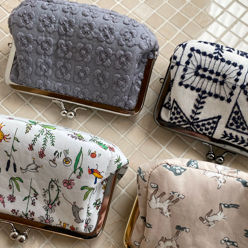 グレー 刺繍 がま口ポーチ マチありがま口 コスメポーチ 化粧ポーチ
