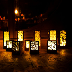 ミニ行灯 麻の葉 - 置き型照明 Mサイズ カリン 6枚目の画像