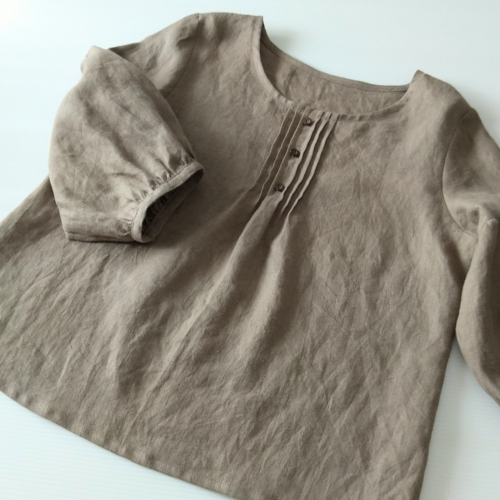 【送料無料】カーキのリネンピンタックパフスリーブブラウス