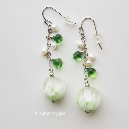 とんぼ玉ピアス〈シロツメクサ〉 ピアス（フック・チェーン） 瑞玉