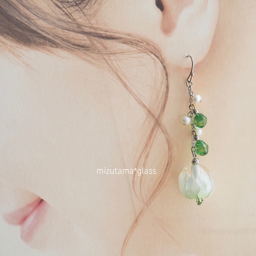 とんぼ玉ピアス〈シロツメクサ〉 ピアス（フック・チェーン） 瑞玉