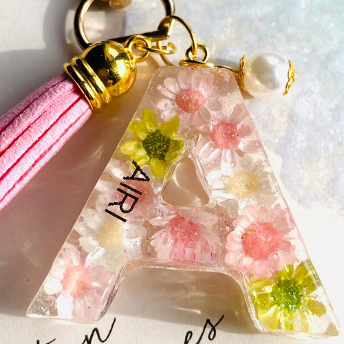 受注生産 イニシャル チャーム キーホルダー レジン フラワー 世界に