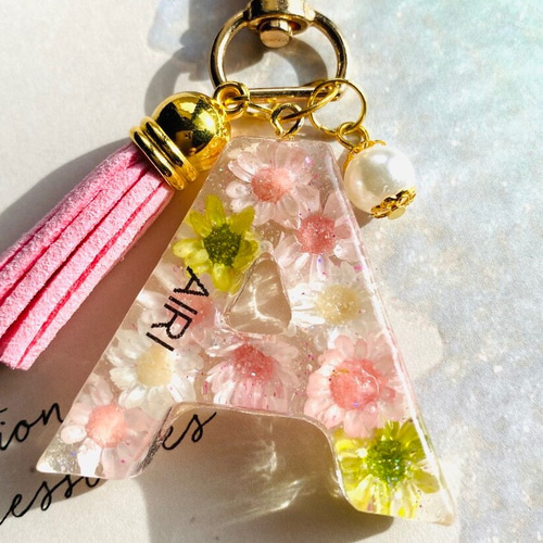 受注生産 イニシャル チャーム キーホルダー レジン フラワー 世界に