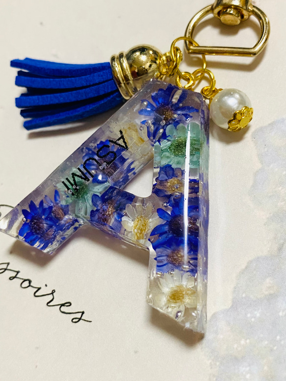 受注生産 イニシャル チャーム キーホルダー レジン フラワー 世界に 