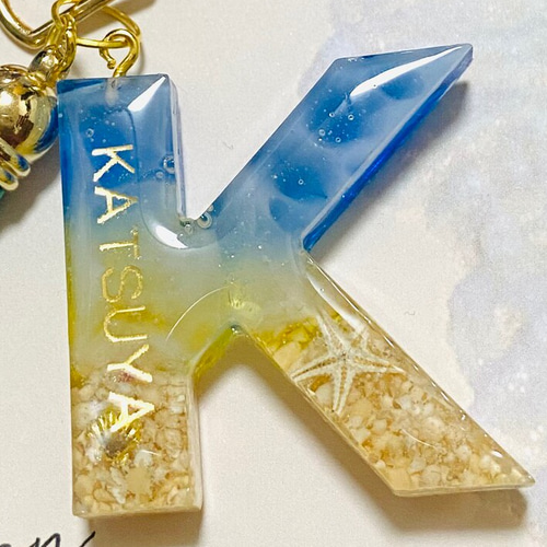 受注生産 イニシャル キーホルダー チャーム レジン 海 波 夏 世界に 