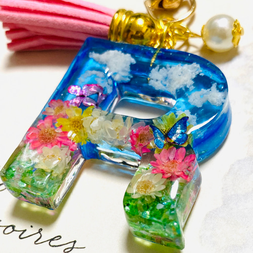受注生産 イニシャル チャーム キーホルダー レジン フラワー 名入れ可