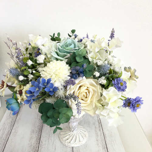 高級水色バラと高級花器のラグジュアリーアレンジメント アーティ  