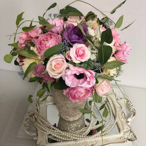 アーティフィシャルフラワー春色アレンジメント ピンクと白の花☆*:..。.:*☆ アーチの生花アレンジ 白ピンク M｜フラスタ・楽屋花のSakaseru