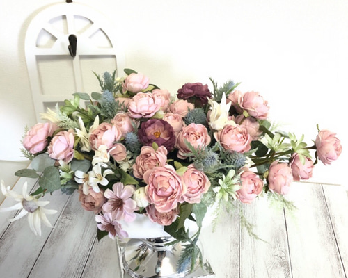 くすみピンクスプレーバラの豪華フラワーアレンジメント アーティ