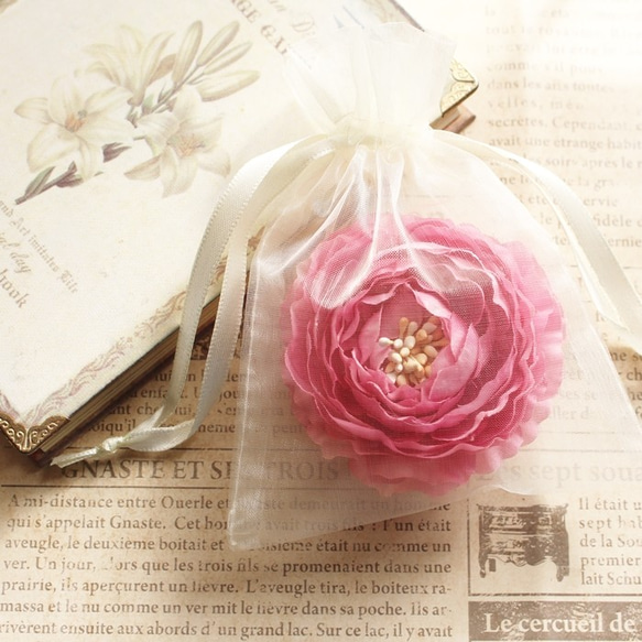 入学式 卒業式 卒園 入園 髪飾り ラナンキュラス 造花 フォーマル シンプル 上品 コサージュ ピンク 5枚目の画像