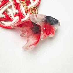 赤、ピンク、白 水引とレジンの金魚のバックチャーム(玉結び水引付き) 2枚目の画像