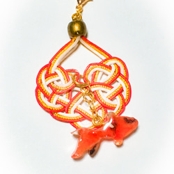 赤、金色、白水引とレジンの金魚のバックチャーム(キーホルダー金具付き) 2枚目の画像