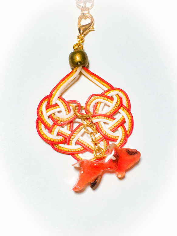 赤、金色、白水引とレジンの金魚のバックチャーム(キーホルダー金具付き) 2枚目の画像