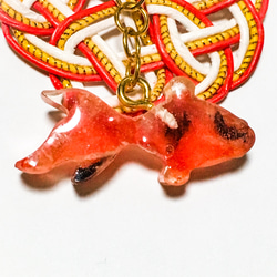 赤、金色、白水引とレジンの金魚のバックチャーム(キーホルダー金具付き) 5枚目の画像