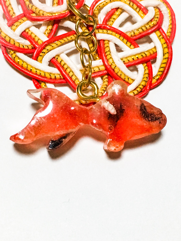 赤、金色、白水引とレジンの金魚のバックチャーム(キーホルダー金具付き) 5枚目の画像