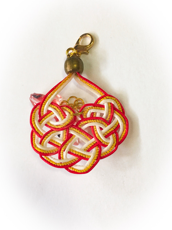 赤、金色、白水引とレジンの金魚のバックチャーム(キーホルダー金具付き) 6枚目の画像