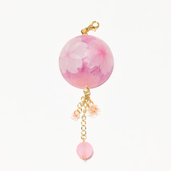 サクラ模様の半円玉〈ピンク〉バックチャーム 1枚目の画像